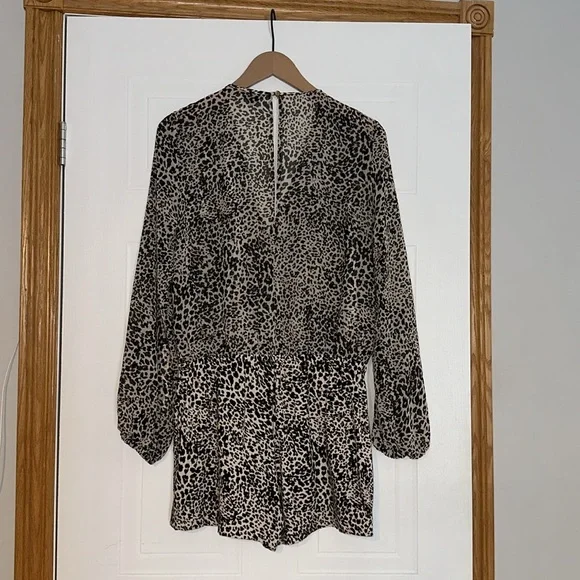 🤎Beautiful Leopard Jumpsuit!!🤎 - Picture 2 of 7